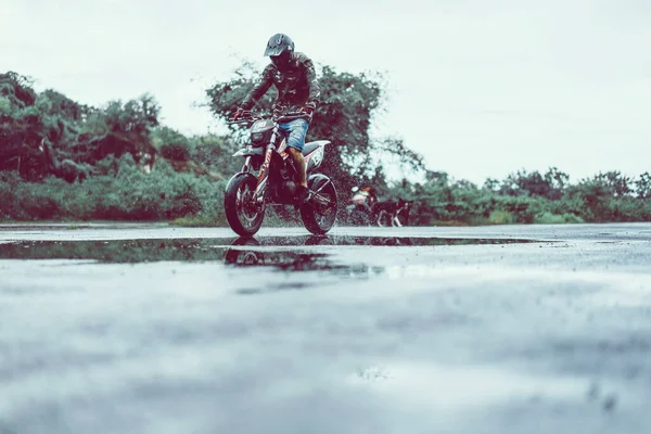 一个骑摩托车的男人在做特技表演骑摩托车在一个轮子上 — 图库照片