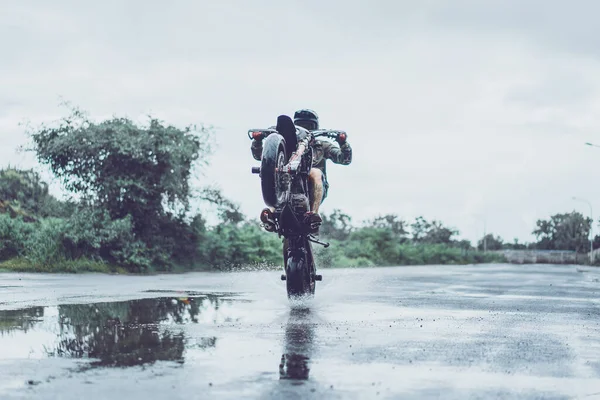 Homem Numa Mota Fazer Acrobacias Uma Motocicleta Uma Roda — Fotografia de Stock