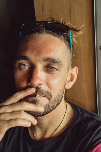 Man Vrider Rulle Tobak Man Röker Ett Porträtt Närbild — Stockfoto