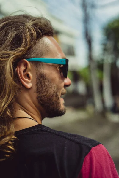 Hombre Surfista Con Pelo Rizado Largo Gafas Sol Mira Oce — Foto de Stock