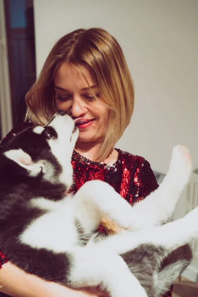 Jovem Mulher Segura Husky Filhote Cachorro Seus Braços — Fotografia de Stock