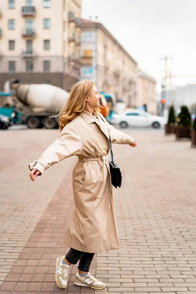 Hermosa Mujer Joven Abrigo Gafas Sol Caminando Por Calle — Foto de Stock