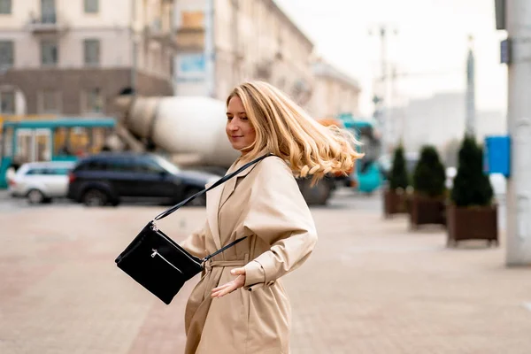 아름다운 코트를 선글라스를 거리를 있습니다 — 스톡 사진