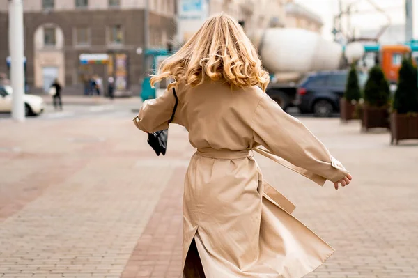 穿着外套 戴着太阳镜的年轻貌美的女人走在大街上 — 图库照片