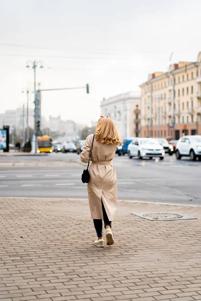 Vacker Ung Kvinna Rock Och Solglasögon Går Gatan — Stockfoto