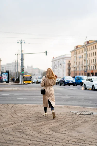 Hermosa Mujer Joven Abrigo Gafas Sol Caminando Por Calle —  Fotos de Stock