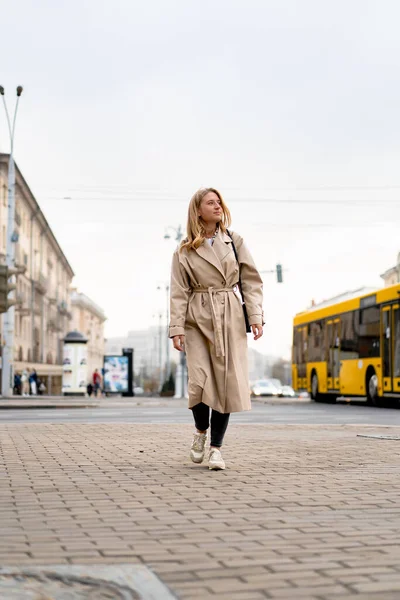 Gyönyörű Fiatal Kabátban Napszemüvegben Sétál Utcán — Stock Fotó