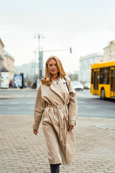 Bella Giovane Donna Cappotto Occhiali Sole Che Cammina Strada — Foto Stock