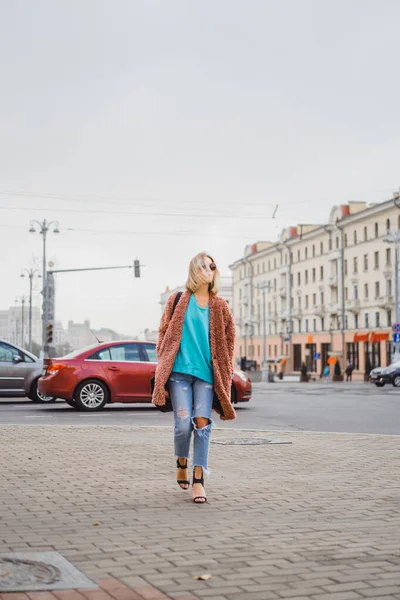 Jeune Belle Femme Avec Des Promenades Cheveux Dans Ville Automne — Photo