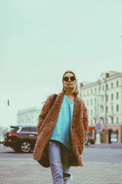 Ung Vacker Kvinna Med Hår Promenader Höststaden Stadsmiljö — Stockfoto