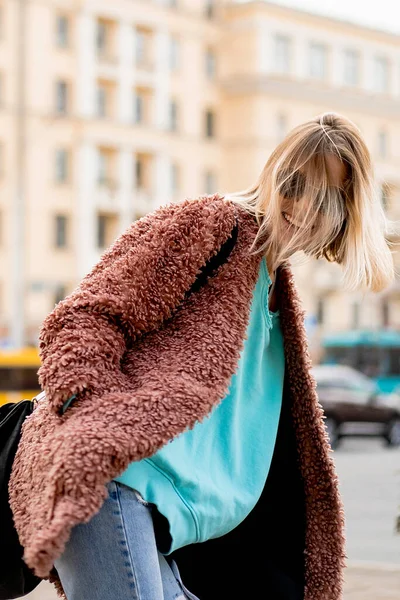 Mujer Hermosa Joven Con Paseos Pelo Ciudad Otoño Urbano — Foto de Stock