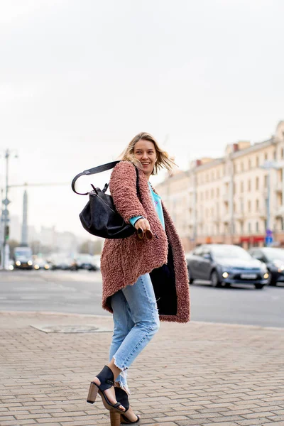 Junge Schöne Frau Mit Haaren Spaziert Durch Die Herbstliche Stadt — Stockfoto