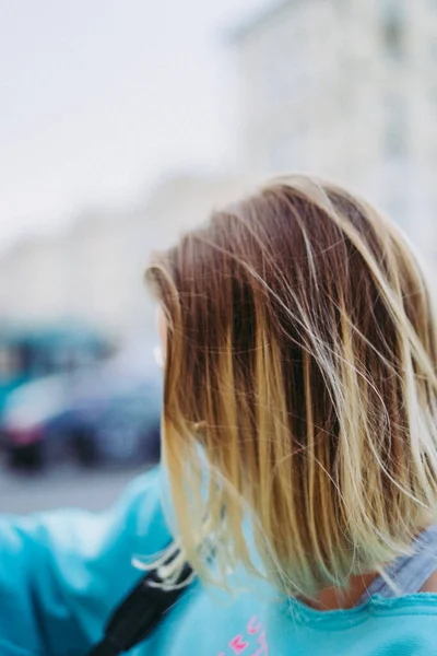 Jonge Mooie Vrouw Met Haarwandelingen Herfststad Stedelijk — Stockfoto