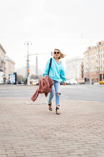 Junge Schöne Frau Mit Haaren Spaziert Durch Die Herbstliche Stadt — Stockfoto