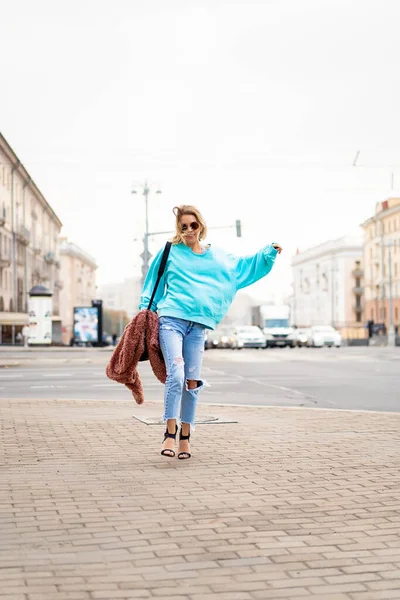 Mujer Hermosa Joven Con Paseos Pelo Ciudad Otoño Urbano —  Fotos de Stock