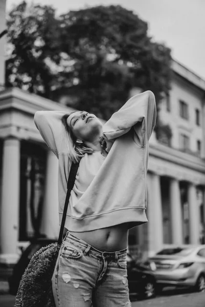秋の街を歩く髪の若い美しい女性 — ストック写真