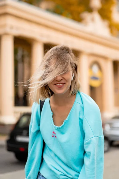 Ung Vacker Kvinna Med Hår Promenader Höststaden Stadsmiljö — Stockfoto