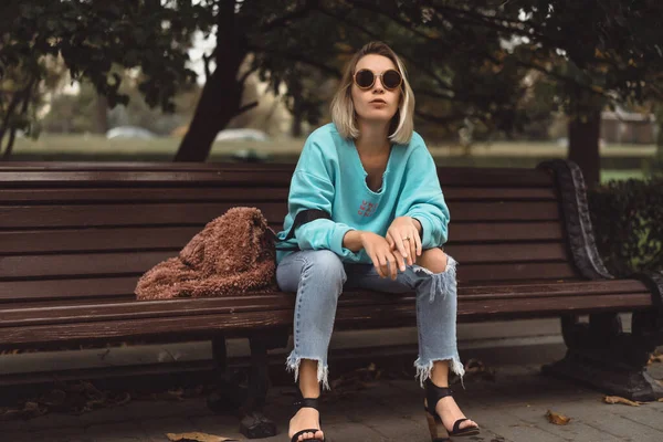 Jonge Mooie Vrouw Met Haarwandelingen Herfststad Stedelijk — Stockfoto