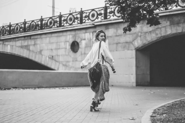 Młoda Piękna Kobieta Włosami Spaceruje Jesiennym Mieście Miejskie — Zdjęcie stockowe