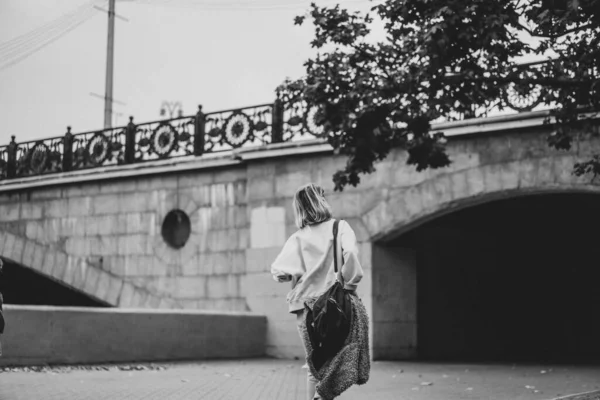 Jonge Mooie Vrouw Met Haarwandelingen Herfststad Stedelijk — Stockfoto