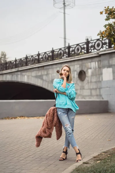 Jeune Belle Femme Avec Des Promenades Cheveux Dans Ville Automne — Photo