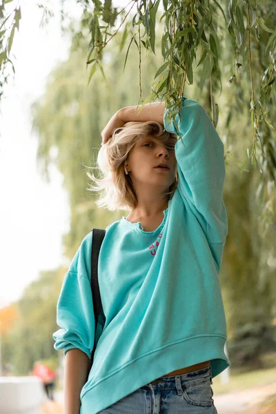 Mulher Bonita Nova Com Passeios Cabelo Cidade Outono Urbano — Fotografia de Stock