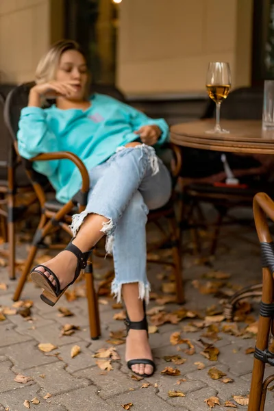 Junge Schöne Frau Sitzt Mit Einem Glas Wein Auf Einer — Stockfoto