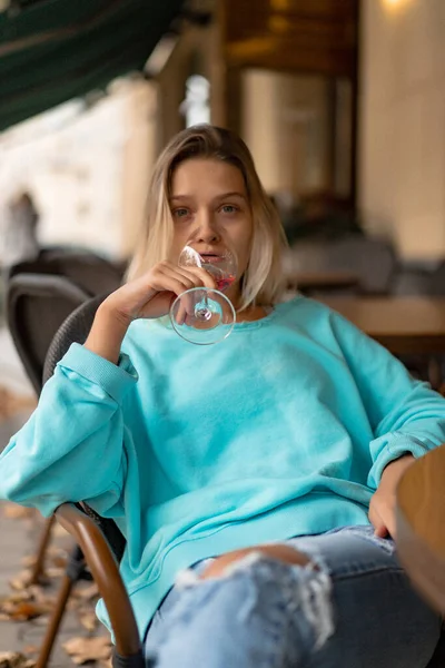 Junge Schöne Frau Sitzt Mit Einem Glas Wein Auf Einer — Stockfoto