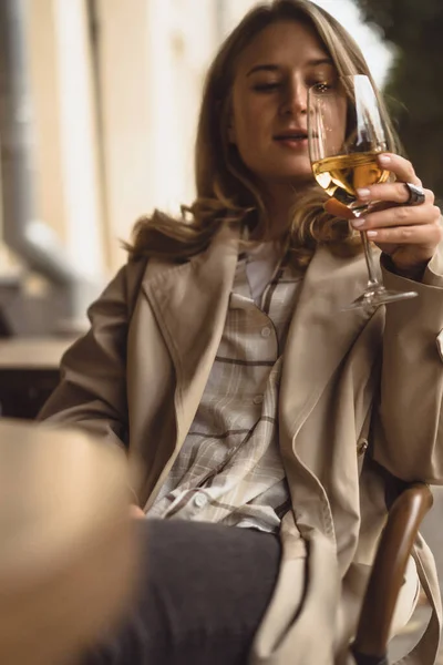 Mulher Bonita Jovem Senta Terraço Com Copo Vinho — Fotografia de Stock