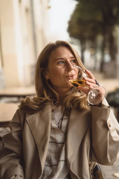 Junge Schöne Frau Sitzt Mit Einem Glas Wein Auf Einer — Stockfoto