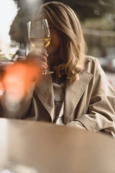 Mulher Bonita Jovem Senta Terraço Com Copo Vinho — Fotografia de Stock