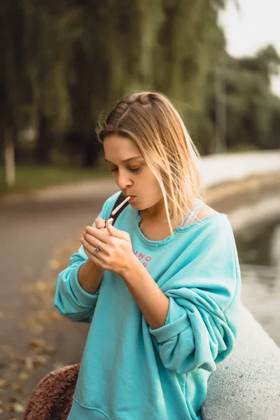 Egy Fiatal Gyönyörű Elszív Egy Cigarettát Városi Hangulat Autu — Stock Fotó