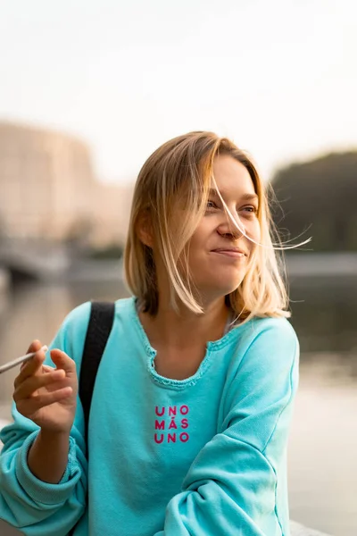 Young Beautiful Woman Smokes Cigarette Urban Atmosphere Autu — Stock Photo, Image