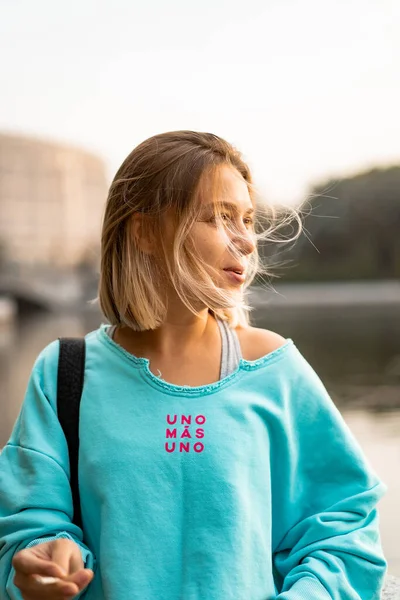 Junge Schöne Frau Raucht Eine Zigarette Urbane Atmosphäre Autu — Stockfoto