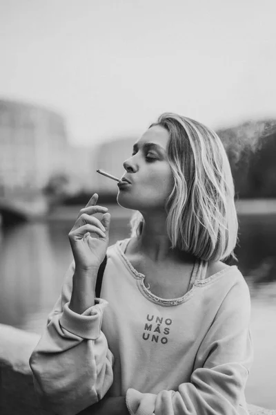 Egy Fiatal Gyönyörű Elszív Egy Cigarettát Városi Hangulat Autu — Stock Fotó