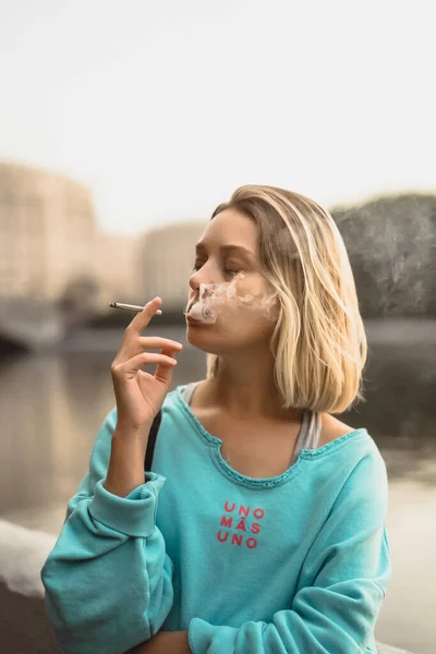 Joven Mujer Hermosa Fuma Cigarrillo Ambiente Urbano Autu —  Fotos de Stock