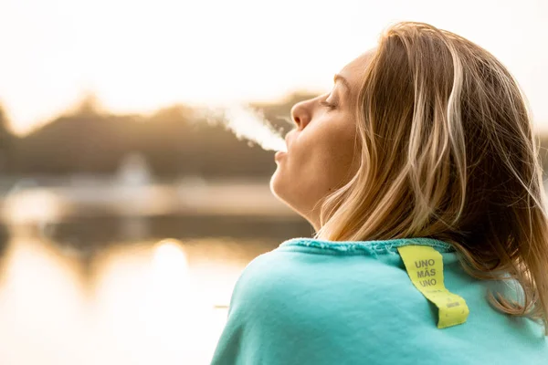 Jovem Mulher Bonita Fuma Cigarro Ambiente Urbano Autu — Fotografia de Stock