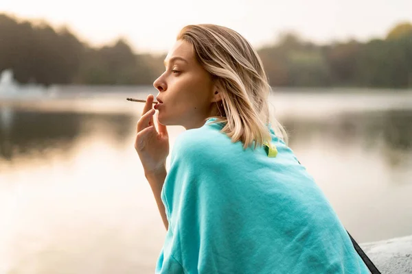 Μια Νεαρή Όμορφη Γυναίκα Καπνίζει Ένα Τσιγάρο Αστική Ατμόσφαιρα Autu — Φωτογραφία Αρχείου
