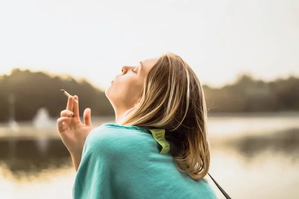 Joven Mujer Hermosa Fuma Cigarrillo Ambiente Urbano Autu — Foto de Stock