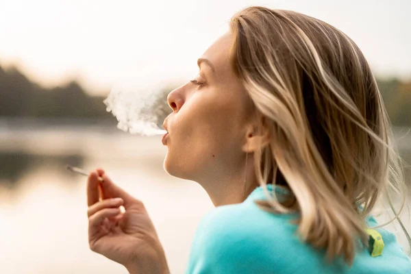 Giovane Bella Donna Fuma Una Sigaretta Ambiente Urbano Autu — Foto Stock