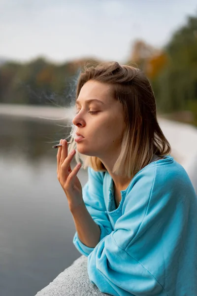 Jovem Mulher Bonita Fuma Cigarro Ambiente Urbano Autu — Fotografia de Stock