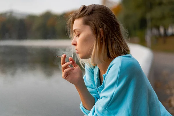 Joven Mujer Hermosa Fuma Cigarrillo Ambiente Urbano Autu — Foto de Stock