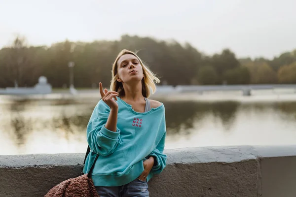 Young Beautiful Woman Smokes Cigarette Urban Atmosphere Autu — Stock Photo, Image