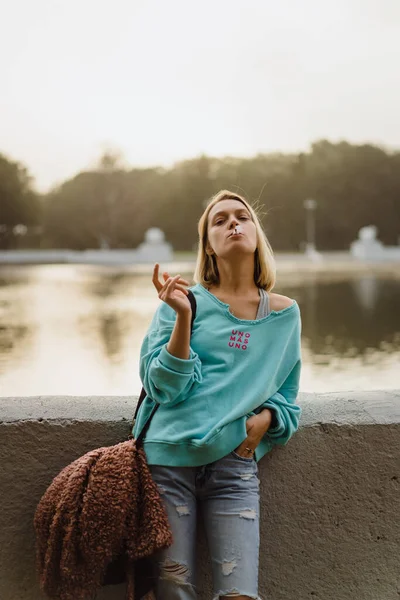 Genç Güzel Bir Kadın Sigara Içiyor Şehir Atmosferi Otomatik — Stok fotoğraf