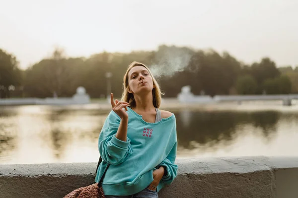 Young Beautiful Woman Smokes Cigarette Urban Atmosphere Autu — Stock Photo, Image