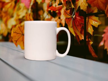 Sonbahar/güz kupa mock-up. Özel tasarım veya teklif eklemek için beyaz boş kupa. Kupalar satan işletmeler için mükemmel, sadece teklif veya tasarım görüntü üzerinde yerleşimi.