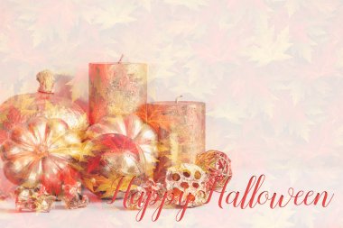 Cadılar Bayramı afiş ile pumpkins, mumlar ve bir yaprak yerleşimi ve teklif 'Happy Halloween' ile süsler. Büyük sosyal medya ve Web günlüğü hesapları.