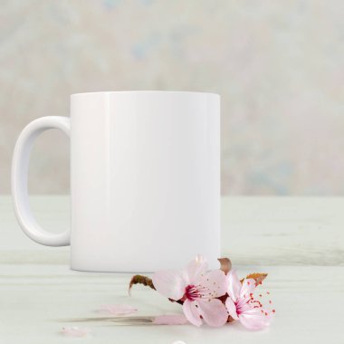 Boş beyaz kupa çiçeği, bir masa üstü üzerinde küçük bir delikanlı yanında. Kupalar satan işletmeler için mükemmel, sadece teklif veya tasarım görüntü üzerinde yerleşimi.