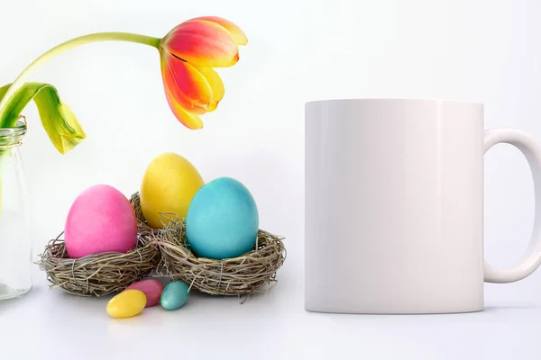 Witte Lege Mok Naast Gekleurde Eieren Nesten Een Vrij Levendige — Stockfoto