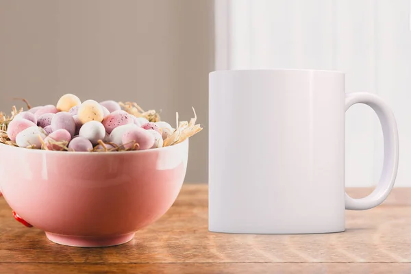 Vrij Roze Kom Met Mini Chocolade Eieren Naast Een Witte — Stockfoto